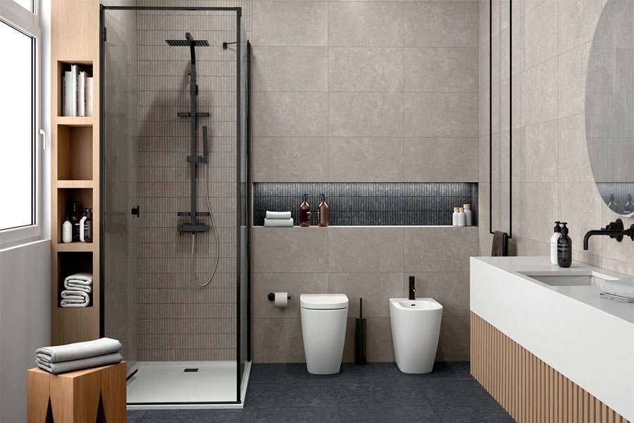 Baño moderno con columna de ducha en acero inoxidable